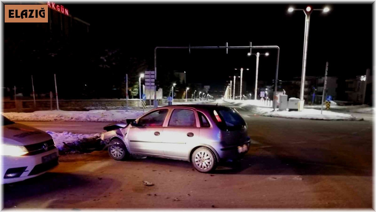 Elazığ'da trafik kazası: 2 yaralı