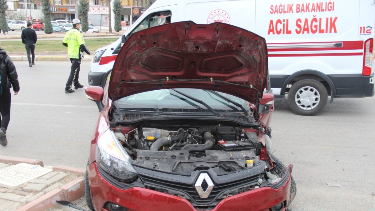 Elazığ'da trafik kazası: 3 yaralı