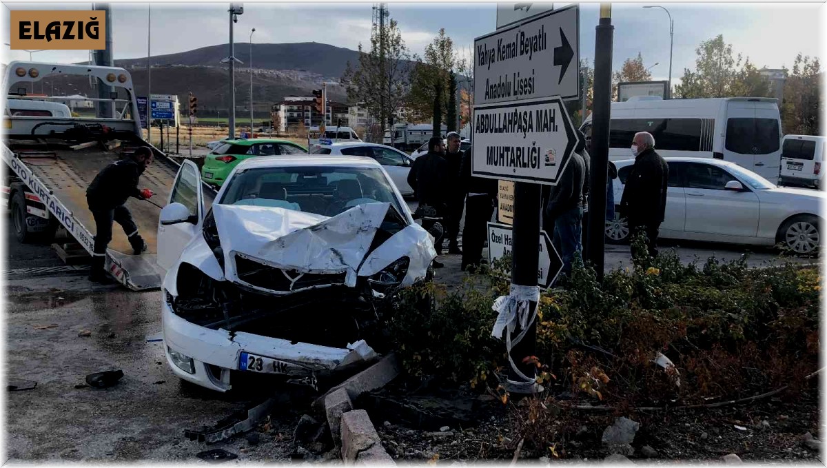 Elazığ'da trafik kazası: 3 yaralı