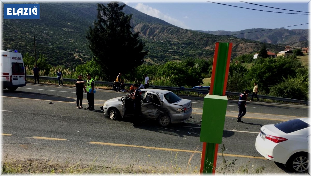 Elazığ'da trafik kazası: Çarpışan otomobillerden biri alev alev yandı, 1 kişi öldü 6 kişi yaralandı