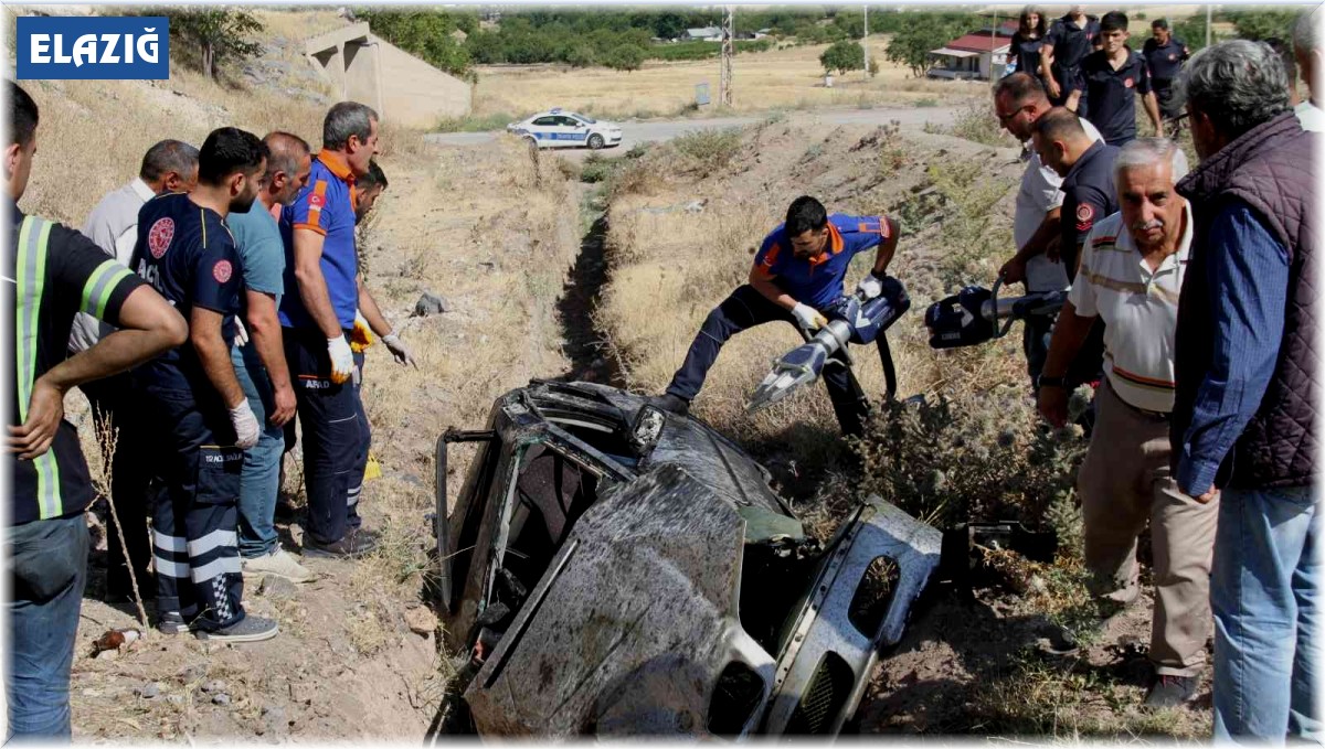 Elazığ'da trafik kazası: Ekipler sıkışan yaralı için seferber oldu