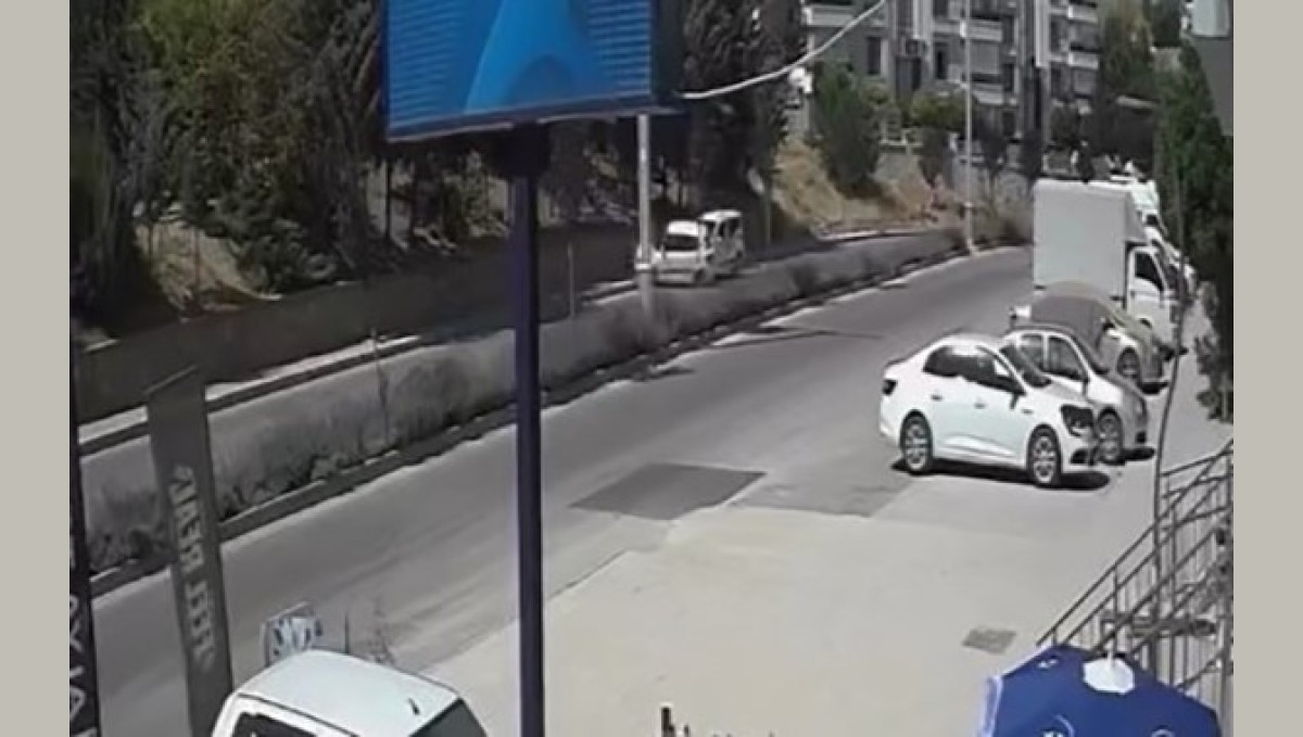 Elazığ'da trafik kazası güvenlik kamerasına yansıdı