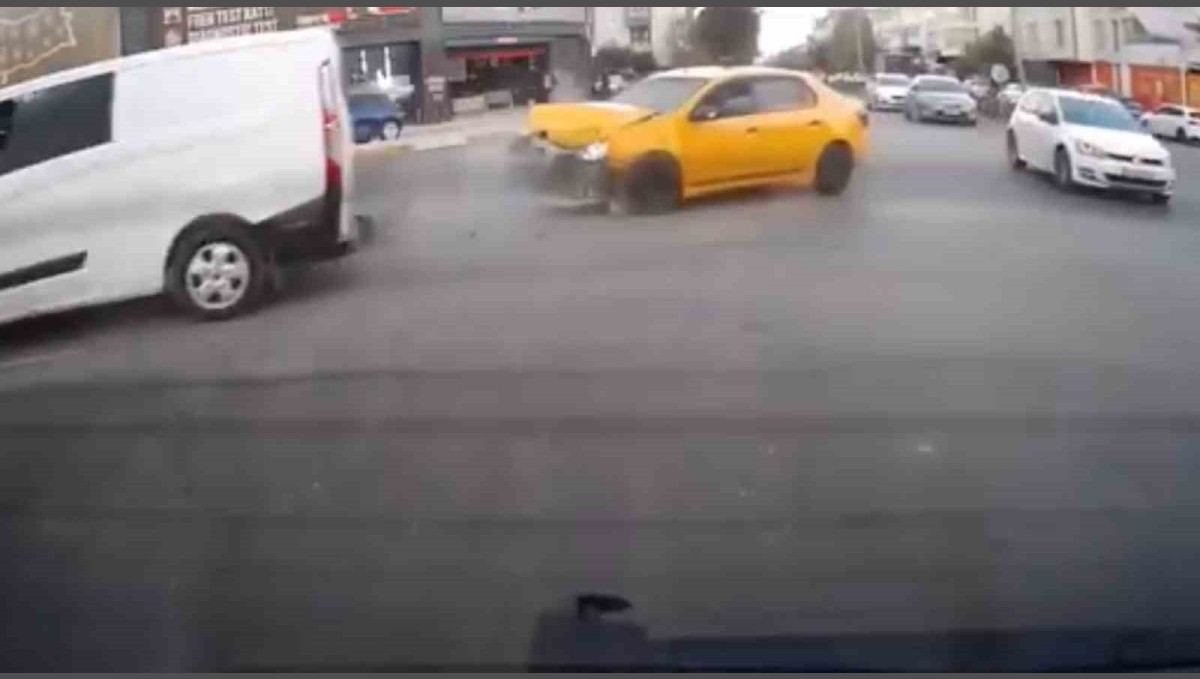 Elazığ'da trafik kazası kameralara yansıdı