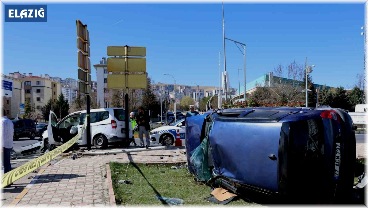 Elazığ'da trafik kazası: Önce araca ardından anne ve kızına çarptı