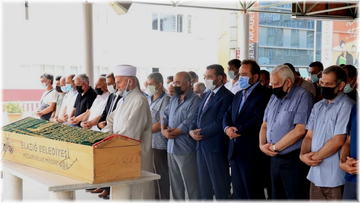 Elazığ'da trafik kazasında hayatını kaybeden 6 yaşındaki Berat, son yolculuğuna uğurlandı