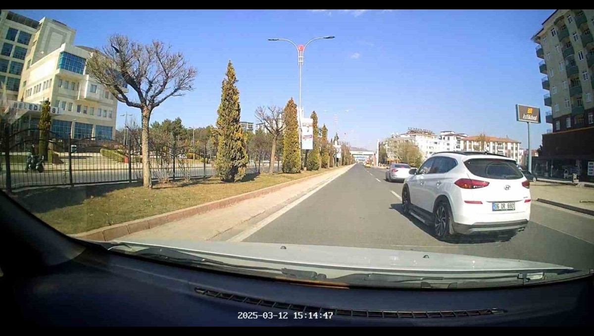 Elazığ'da trafikte makas atarak ilerleyen sürücü kameralara yansıdı