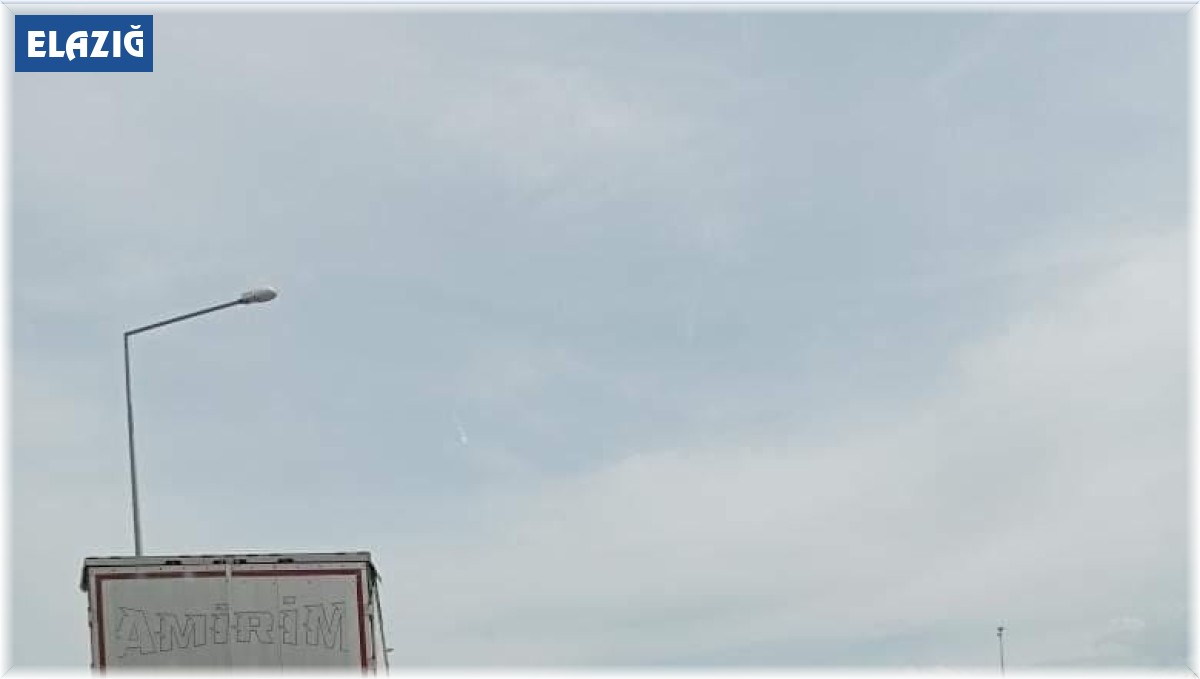 Elazığ'da trafo yüklü tır yan yattı