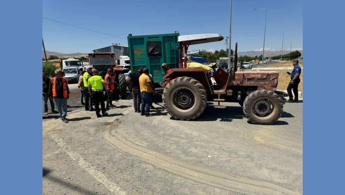 Elazığ'da traktör ile otomobil çarpıştı: 3 yaralı