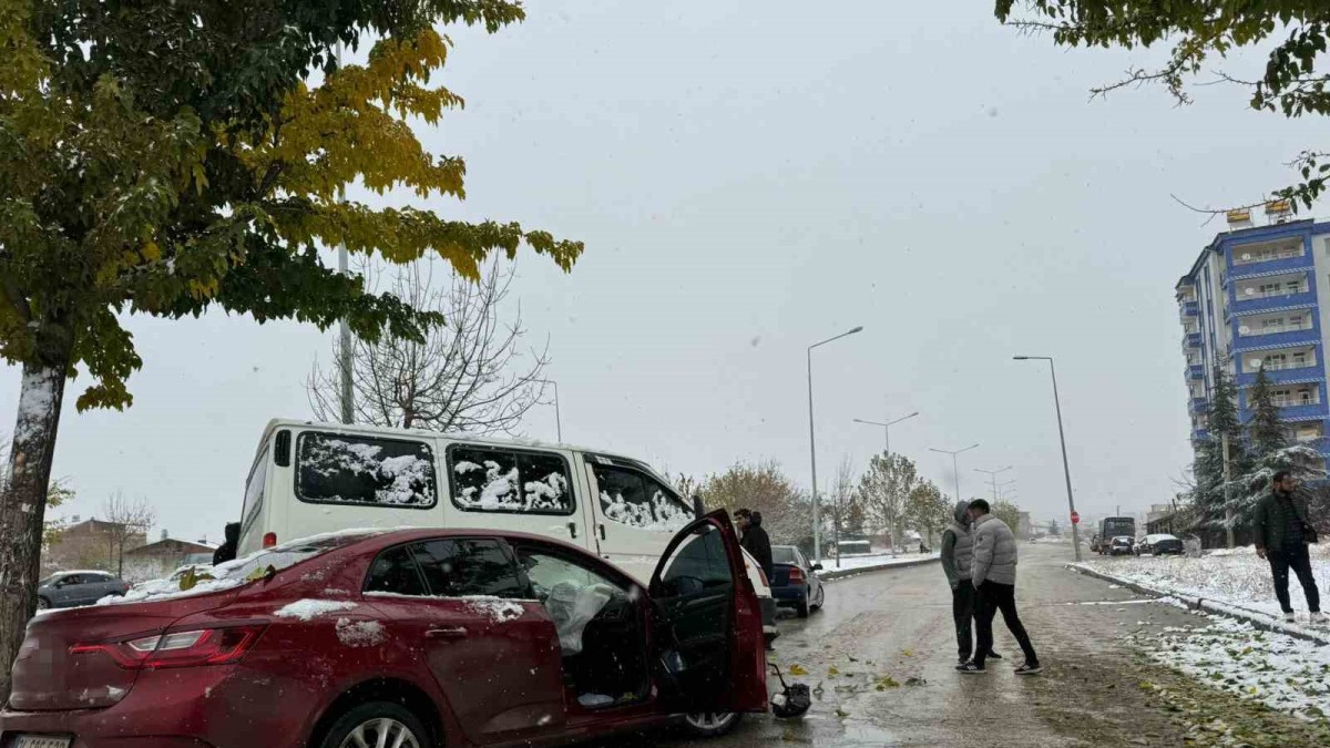 Elazığ'da transit ile otomobil çarpıştı: 3 yaralı