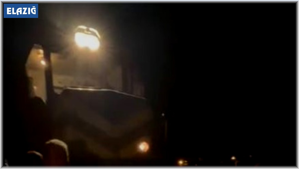 Elazığ'da tren, hemzenin geçitte otomobille çarpıştı: 2 yaralı