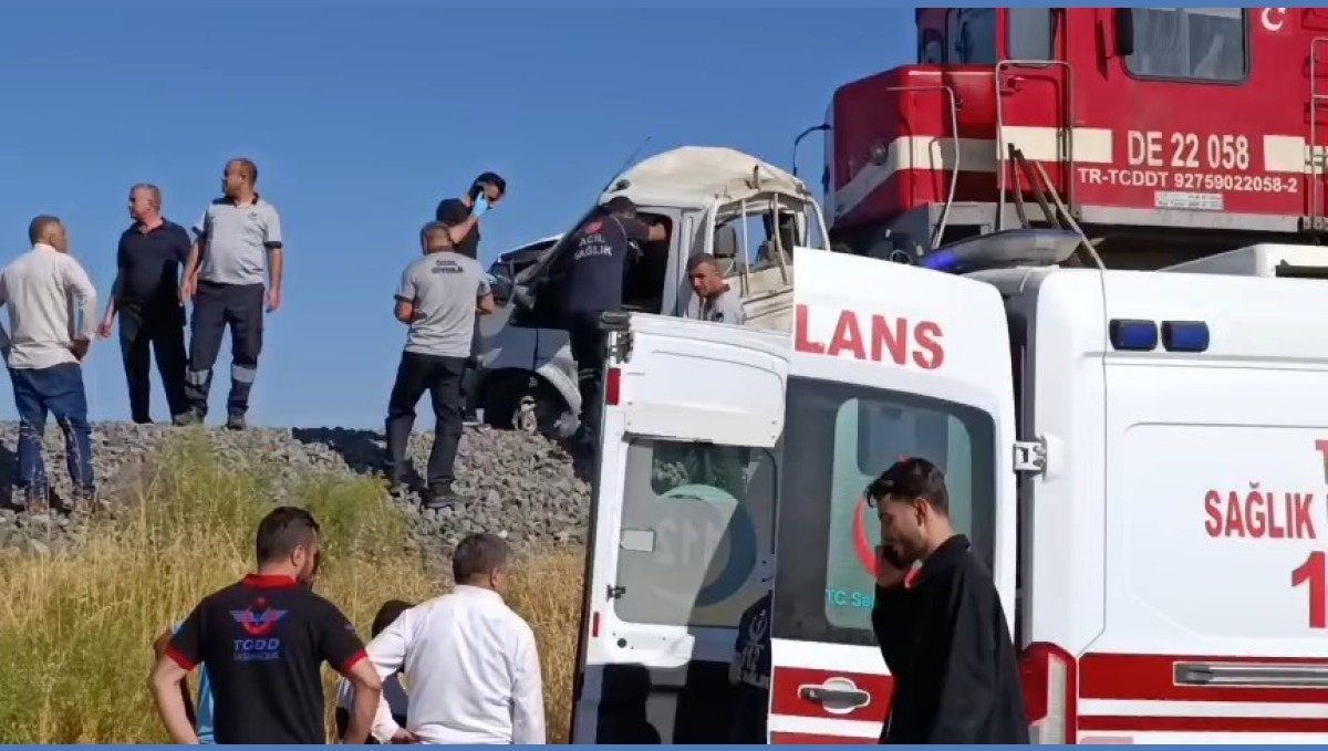 Elazığ'da tren kamyonete çarptı: 1 yaralı