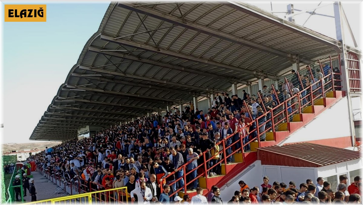 Elazığ'da tribünler, çatılar doldu taştı