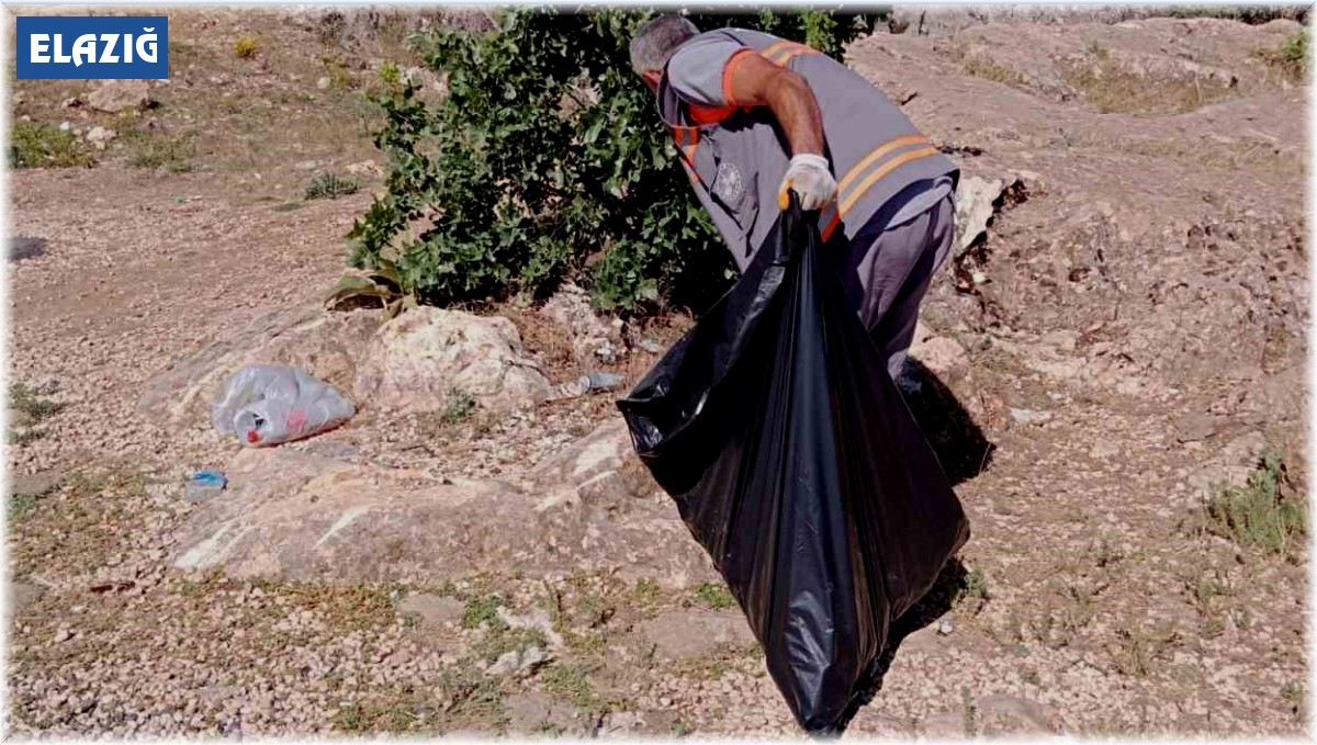 Elazığ'da turizm bölgesine atılan çöpler ekipler tarafından toplandı