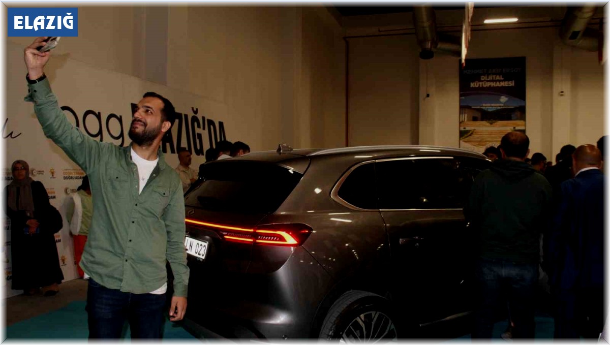 Elazığ'da Türkiye'nin milli otomobili Togg'a vatandaşlardan büyük ilgi