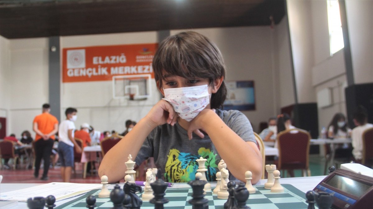 Elazığ'da Türkiye Yıldızlar ve Çocuklar Satranç Turnuvası başladı