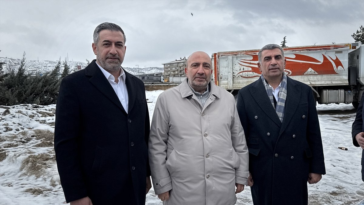 Elazığ'da üç siyasi partinin milletvekilleri kente eski hastanenin yerine hastane yapılmasını talep etti