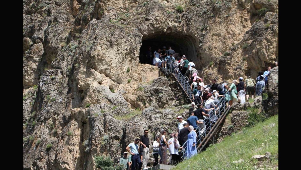 Elazığ'da üniversite öğrencileri Palu'yu gezdi