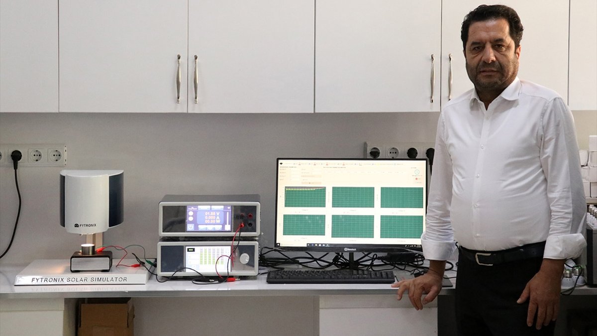 Elazığ'da ürettiği yerli "solar simülatör"ü yurt dışına ihraç ediyor
