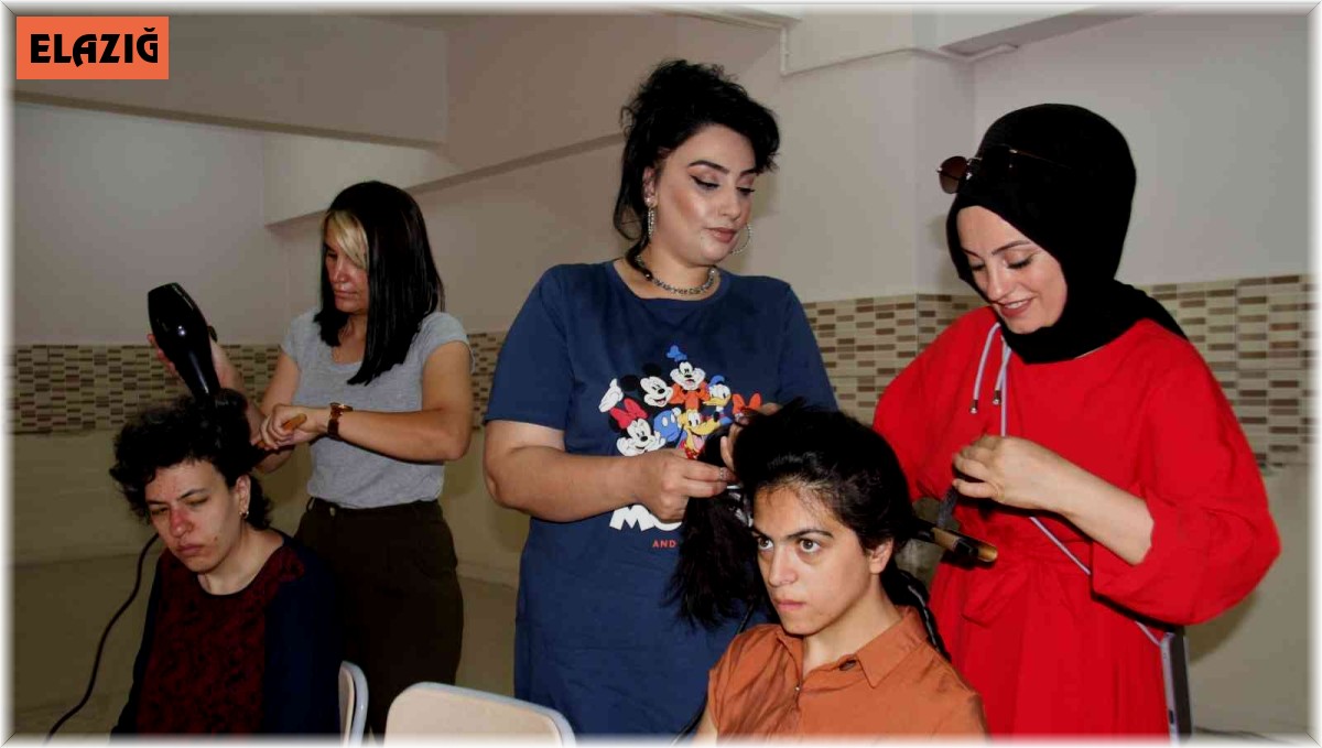 Elazığ'da usta kuaförler, özel çocukların bakımlarını yaptı