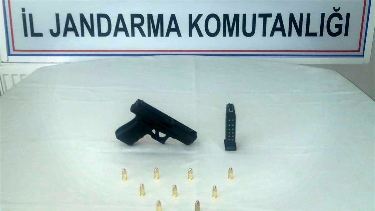 Elazığ'da üzerinde ruhsatsız tabanca ile yakalanan kişi gözaltına alındı