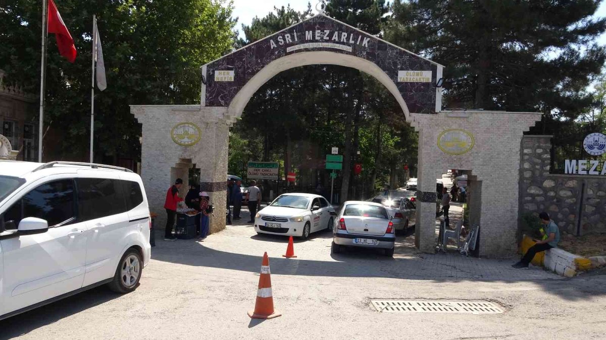 Elazığ'da vatandaşlar arife günü mezarlıklara akın etti