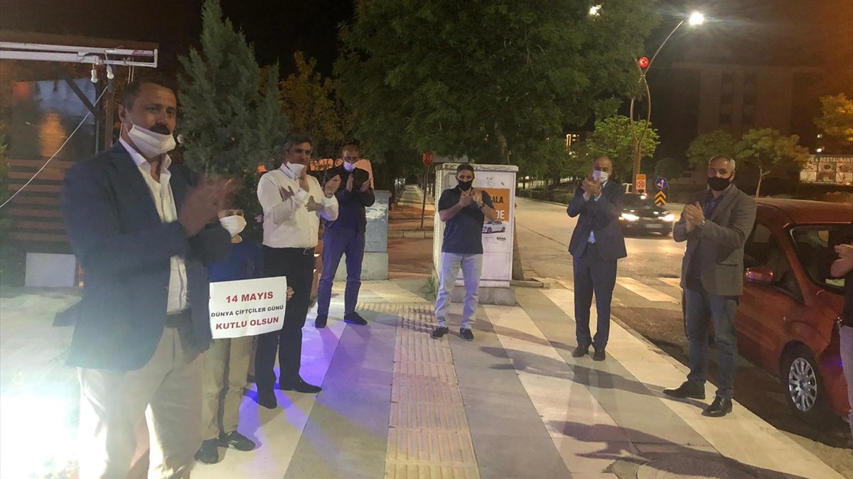 Elazığ'da vatandaşlar çiftçilere alkışlarla destek verdi