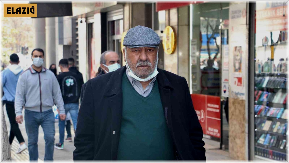 Elazığ'da vatandaşlar korona virüs tedbirlerini unuttu, maskeler çene altında kaldı