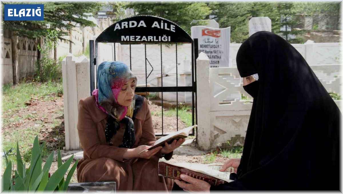 Elazığ'da vatandaşlar mezarlıklara akın etti