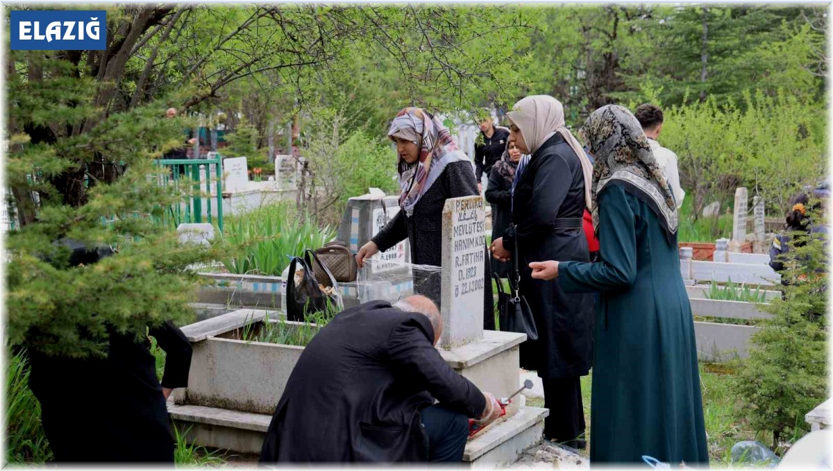 Elazığ'da vatandaşlar mezarlıklara akın etti