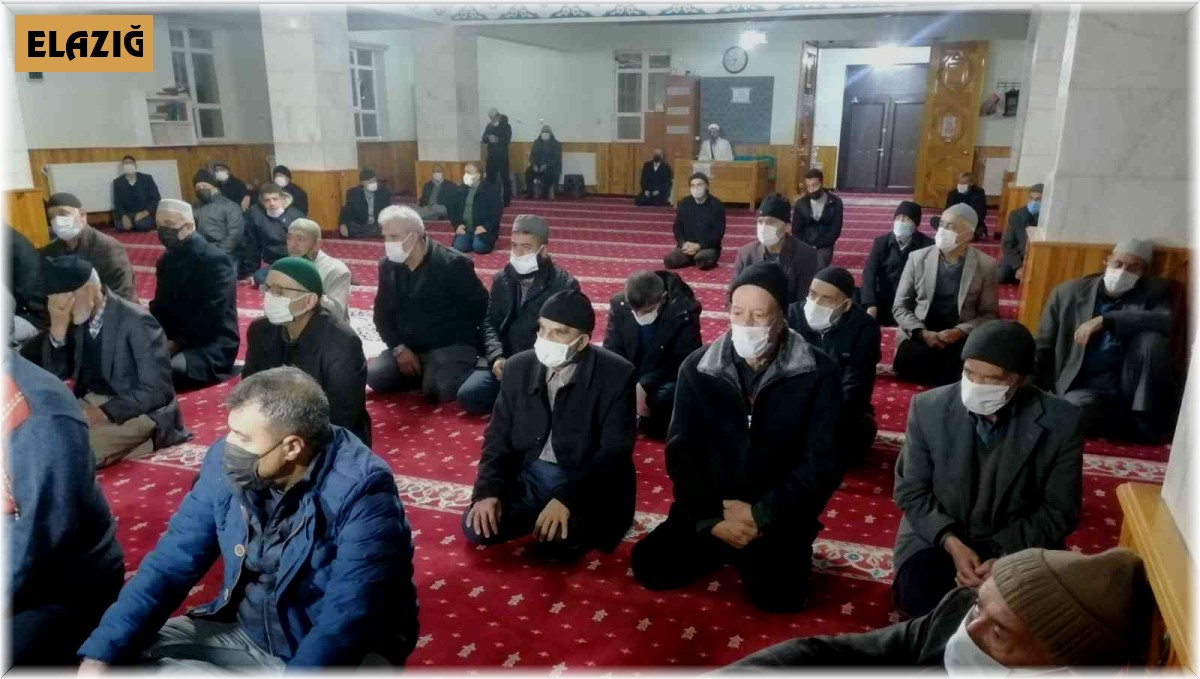 Elazığ'da vatandaşlar sabah namazında buluştu