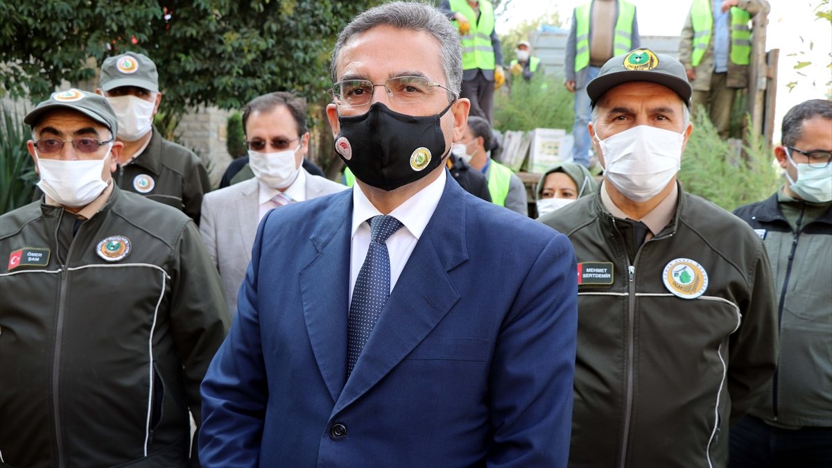 Elazığ'da vatandaşlara gelir getirici 10 bin ceviz ve badem fidanı dağıtıldı