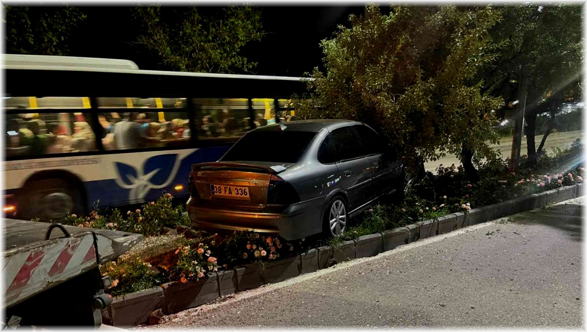 Elazığ'da virajı alamayan otomobil refüje çıkarak ağaca çarptı