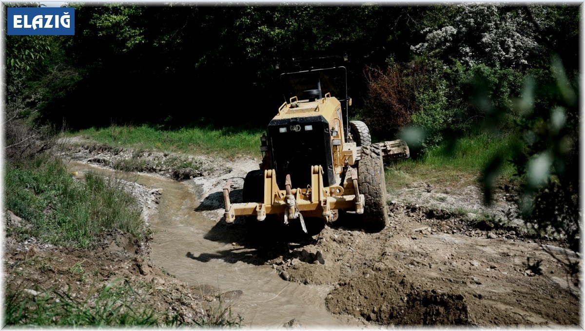 Elazığ'da yağışlardan zarar gören köy yollarında reglaj çalışmaları devam ediyor