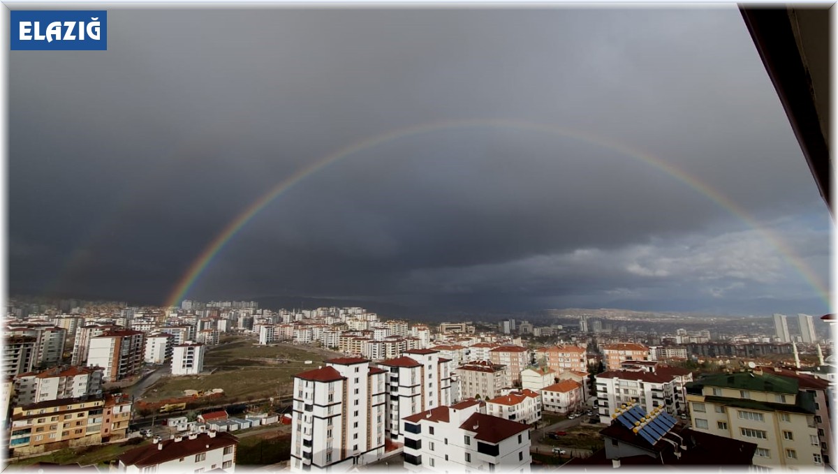 Elazığ'da yağmur sonrası çıkan gökkuşağı mest etti
