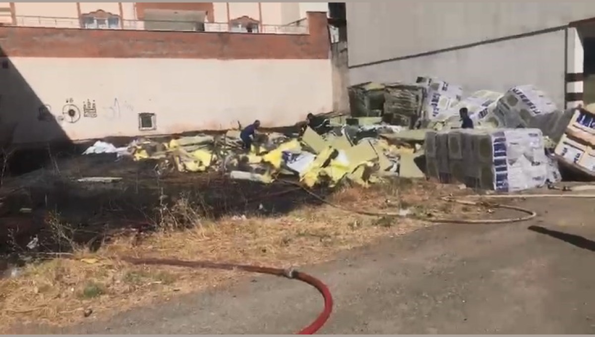 Elazığ'da yalıtım malzemelerinin olduğu depoda yangın