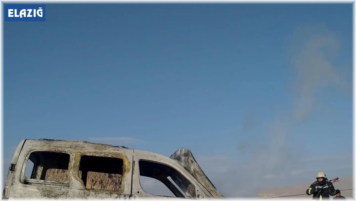 Elazığ'da yanan hafif ticari araç kullanılamaz hale geldi