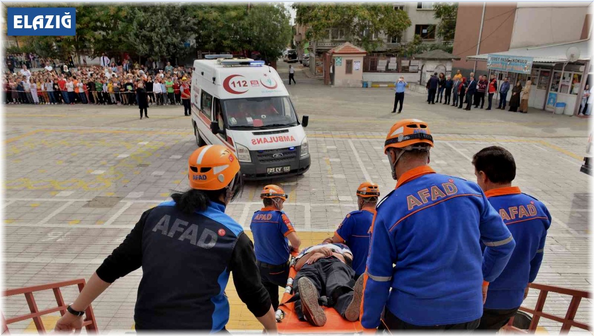 Elazığ'da yapılan deprem tatbikatı gerçeği aratmadı, öğrenciler meraklı gözlerle izledi