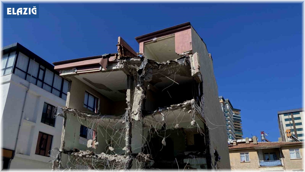 Elazığ'da yarım saatte yıkılması beklenen hasarlı bina 7 saatte yıkılamadı