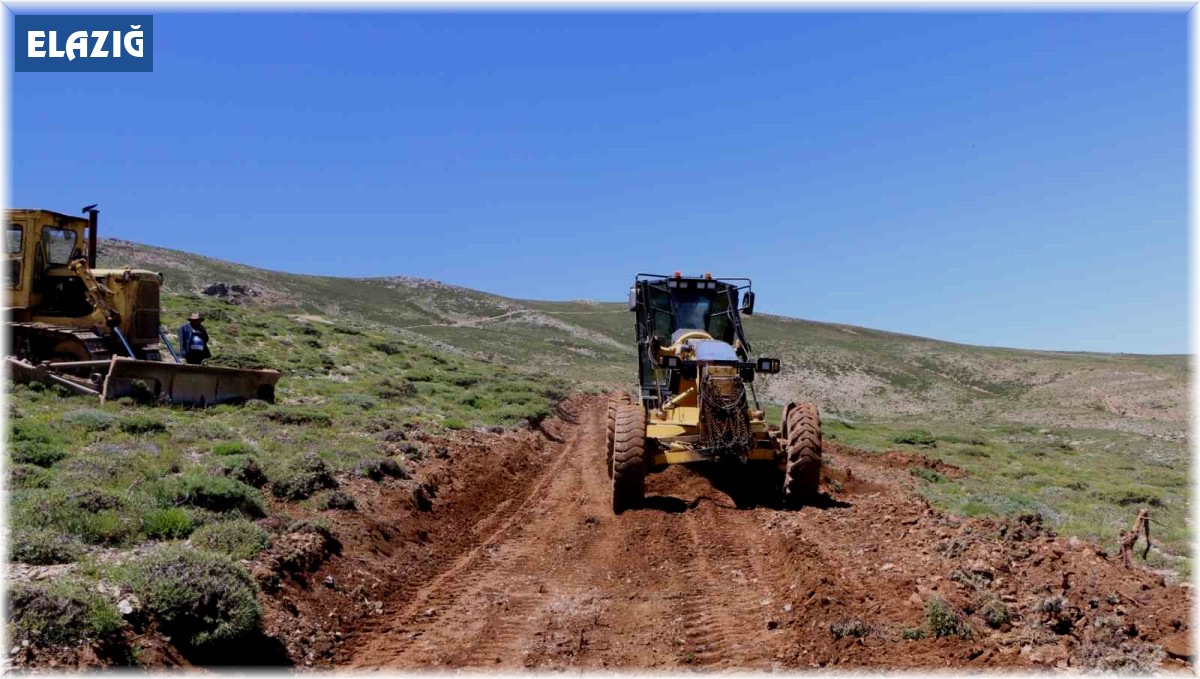Elazığ'da yayla yolu yapım çalışmaları sürüyor