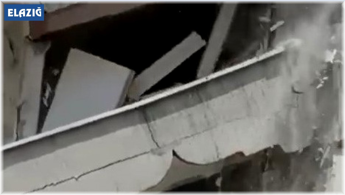 Elazığ'da yıkım makinesinin dokunduğu bina, yerle bir oldu