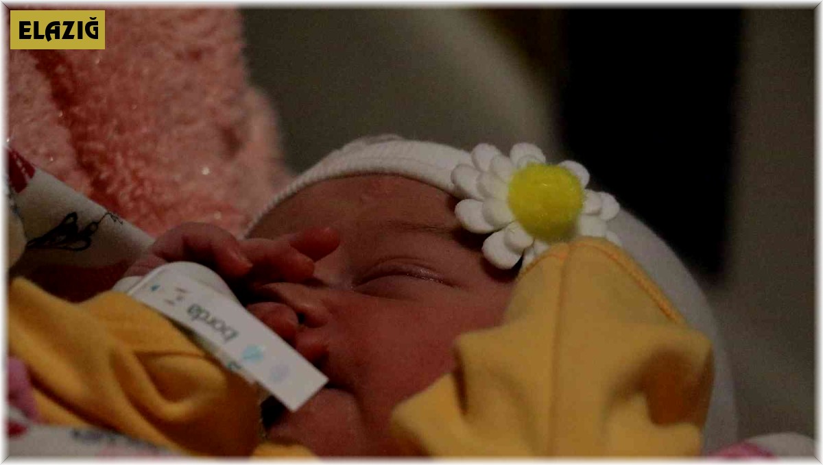 Elazığ'da yılın ilk bebeklerine Ömer Asaf ve Esra ismi verildi