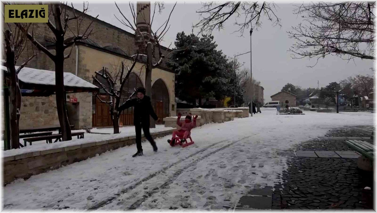 Elazığ'da yılın ilk karı yağdı