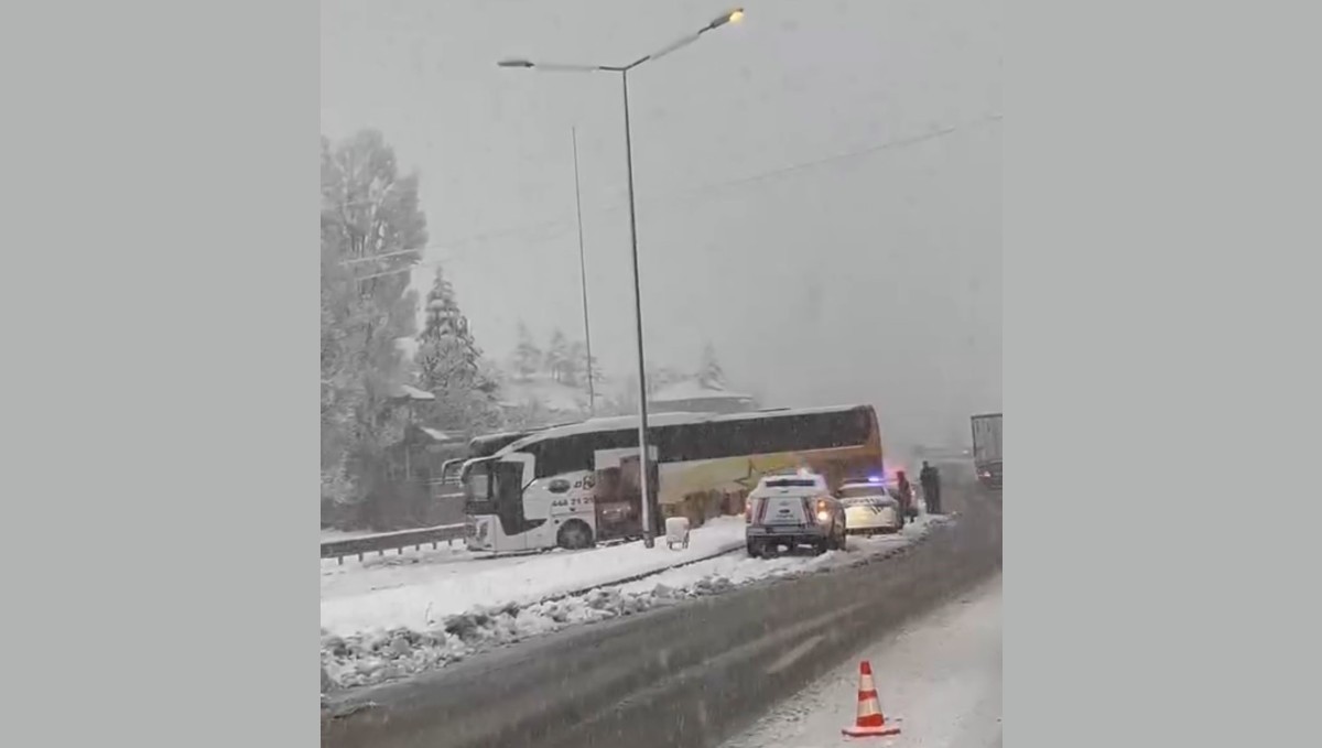 Elazığ'da yoğun kar yağışı trafiği felç etti: Kazalar ardı ardına geldi