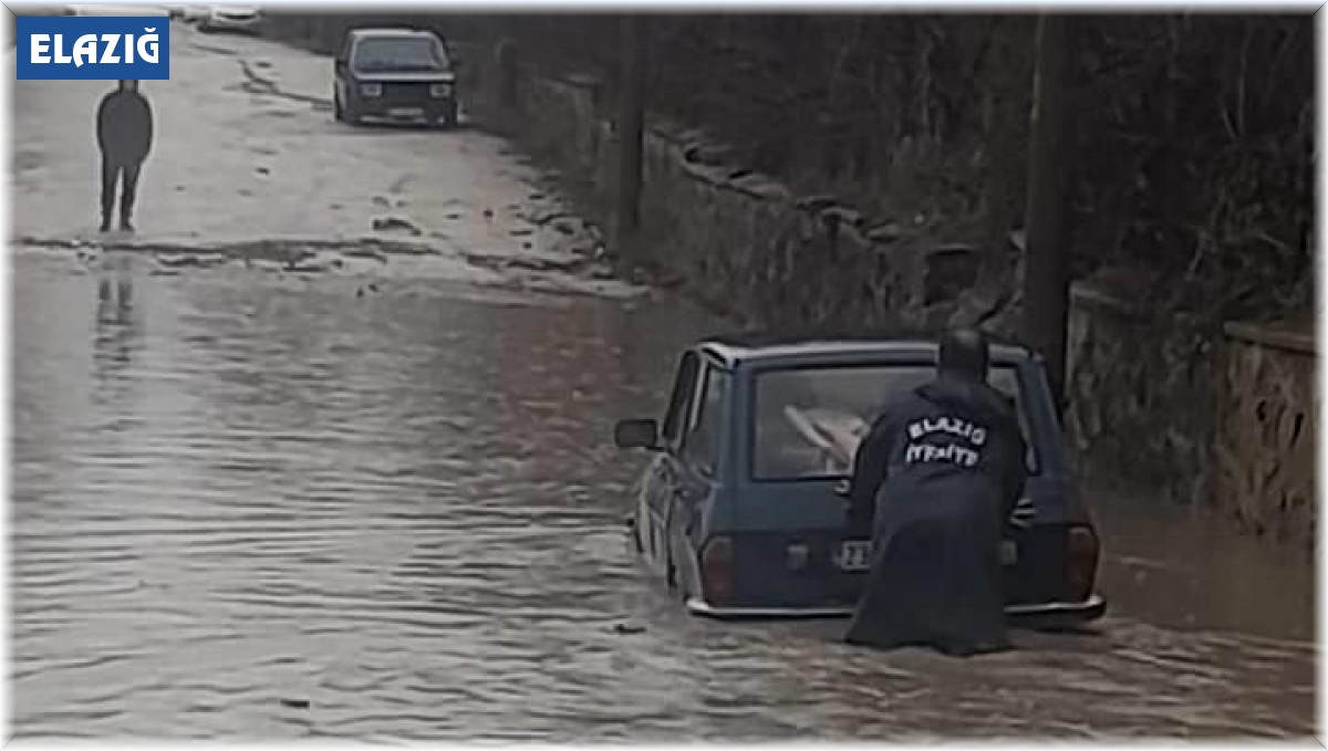 Elazığ'da yoğun yağış sonrası ev ve iş yerlerini su bastı, araçlar mahsur kaldı