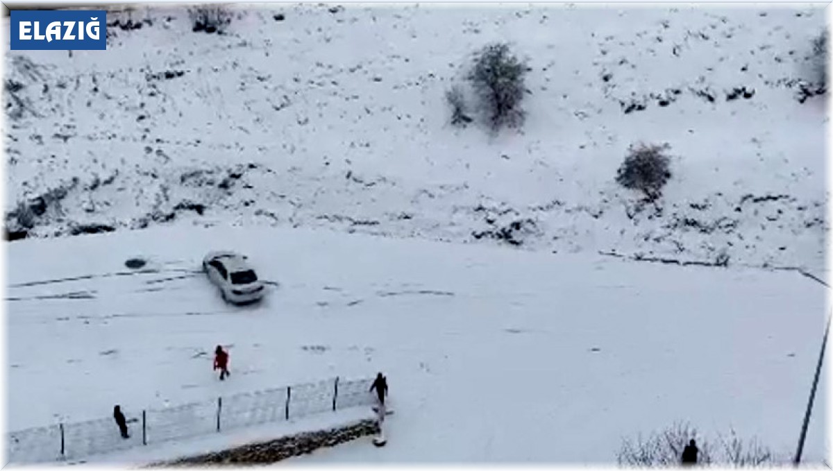 Elazığ'da yol buz pistine döndü, araçlar böyle kaydı