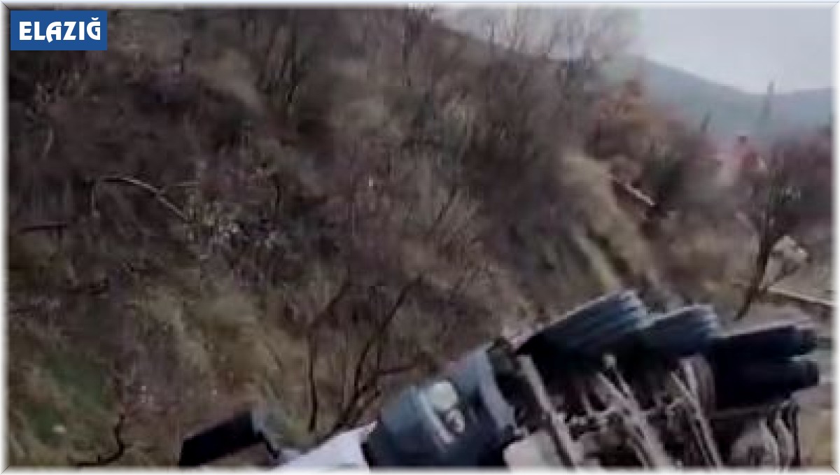 Elazığ'da yol çöktü, beton mikseri yan yattı