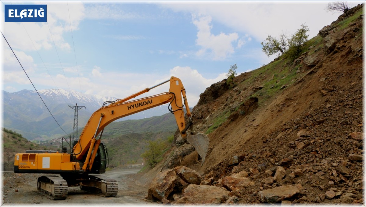 Elazığ'da yol genişletme çalışmaları sürüyor