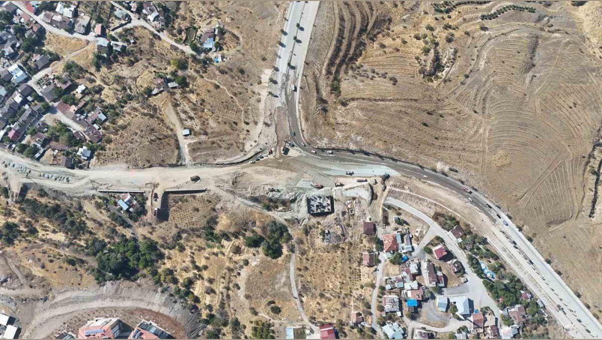 Elazığ'da yol genişletme çalışmaları sürüyor