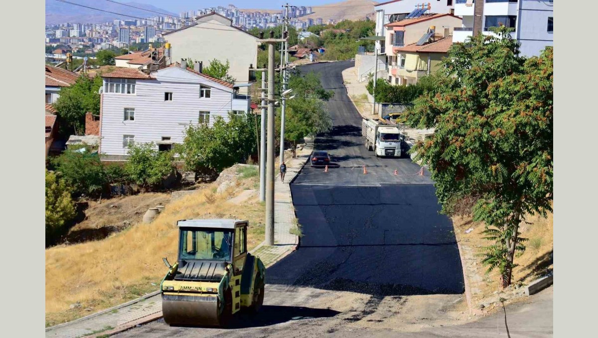 Elazığ'da yol yenileme çalışmaları sürüyor