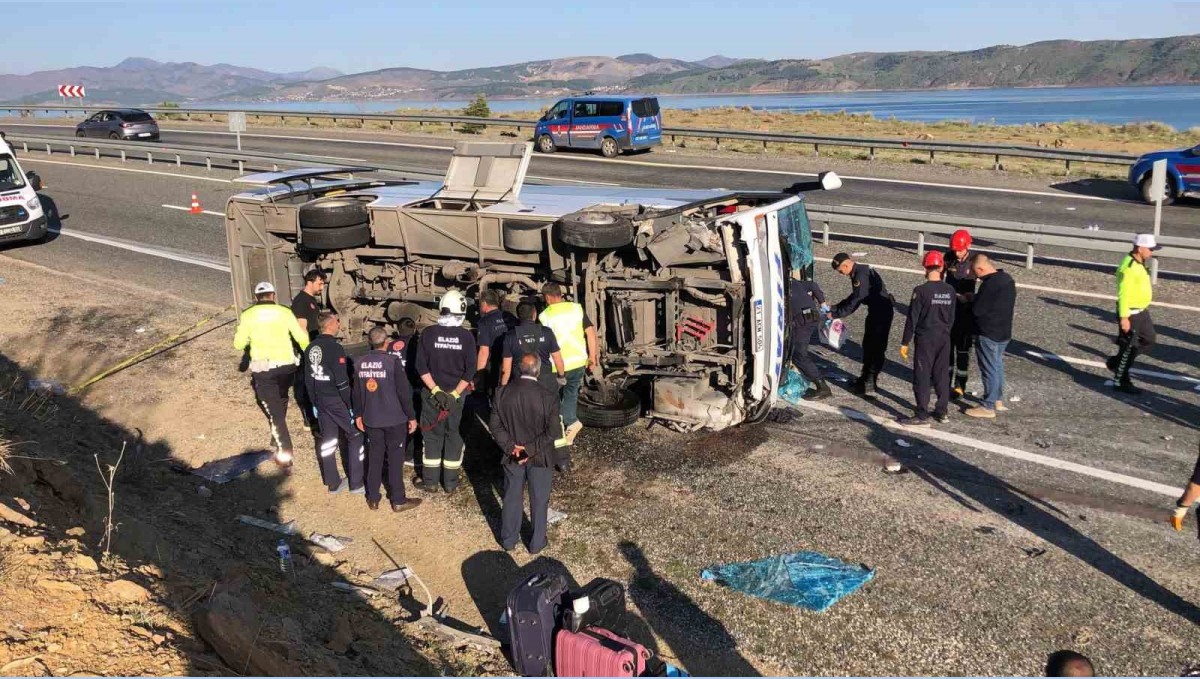 Elazığ'da yolcu midibüsü karşı şeride geçerek yan yattı: 25 yaralı